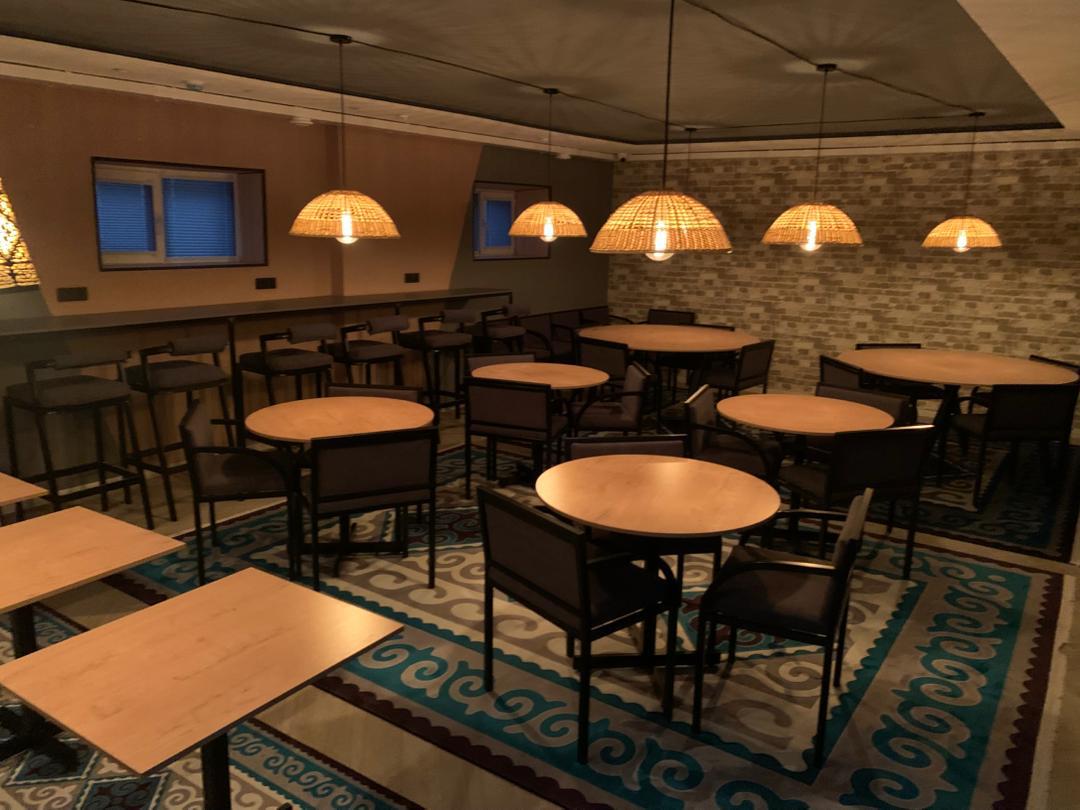 Пространство коворкинга The Traveler House с рабочими местами и быстрым интернетом
